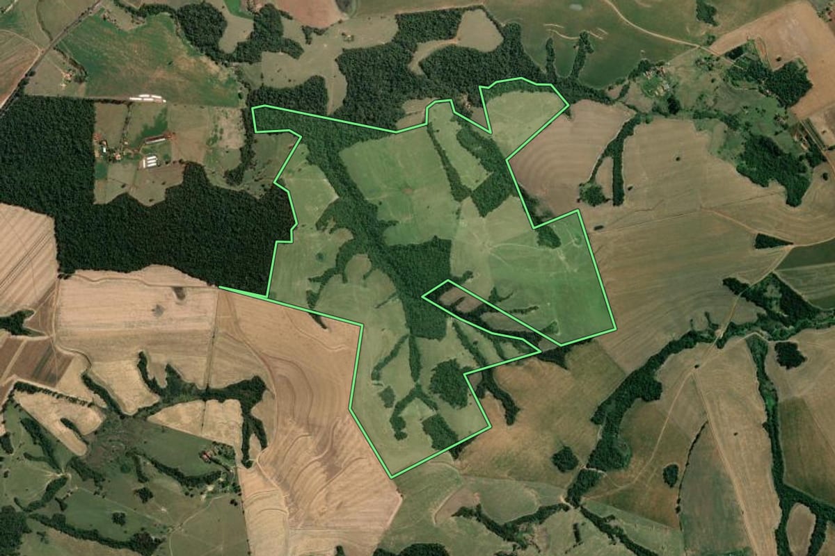 Imagem de satélite do imóvel rural em Tomazina (PR), com o contorno declarado no CAR desenhado por cima.