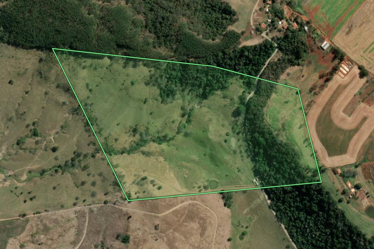 Imagem de satélite do imóvel rural em Tomazina (PR), com o contorno declarado no CAR desenhado por cima.