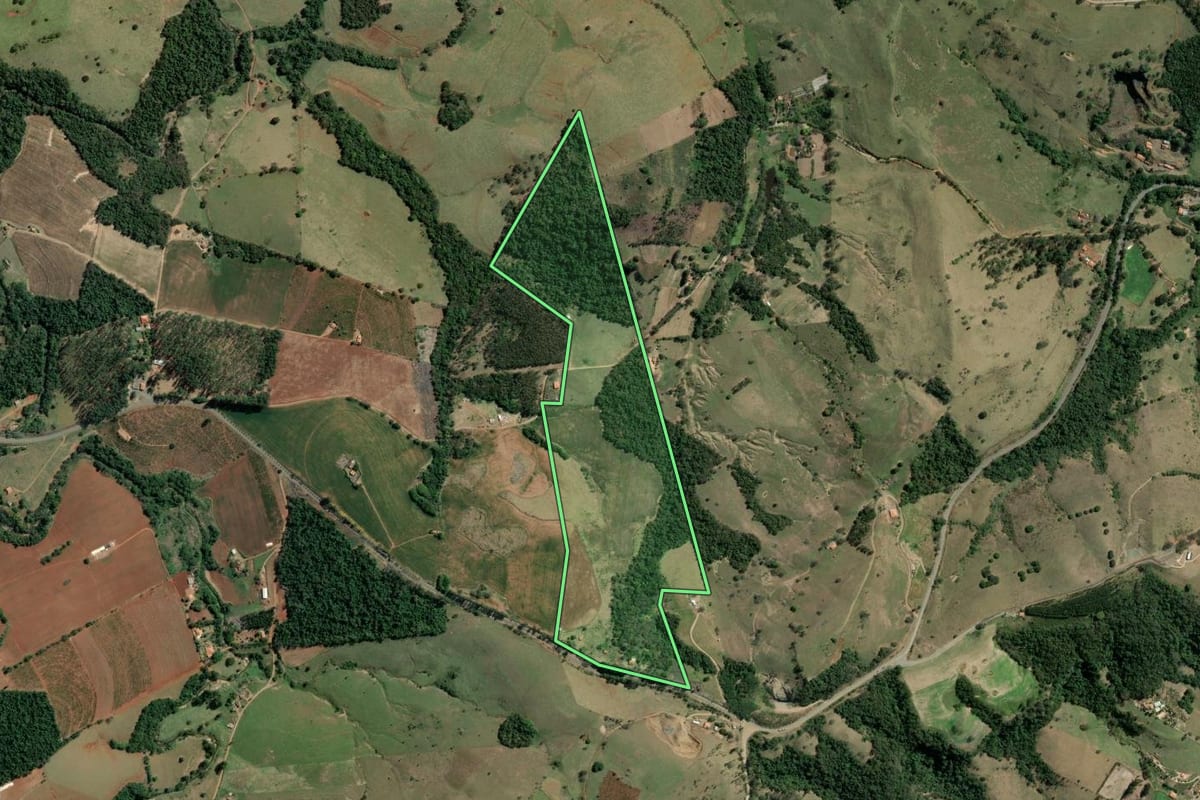 Imagem de satélite do imóvel rural em Tomazina (PR), com o contorno declarado no CAR desenhado por cima.