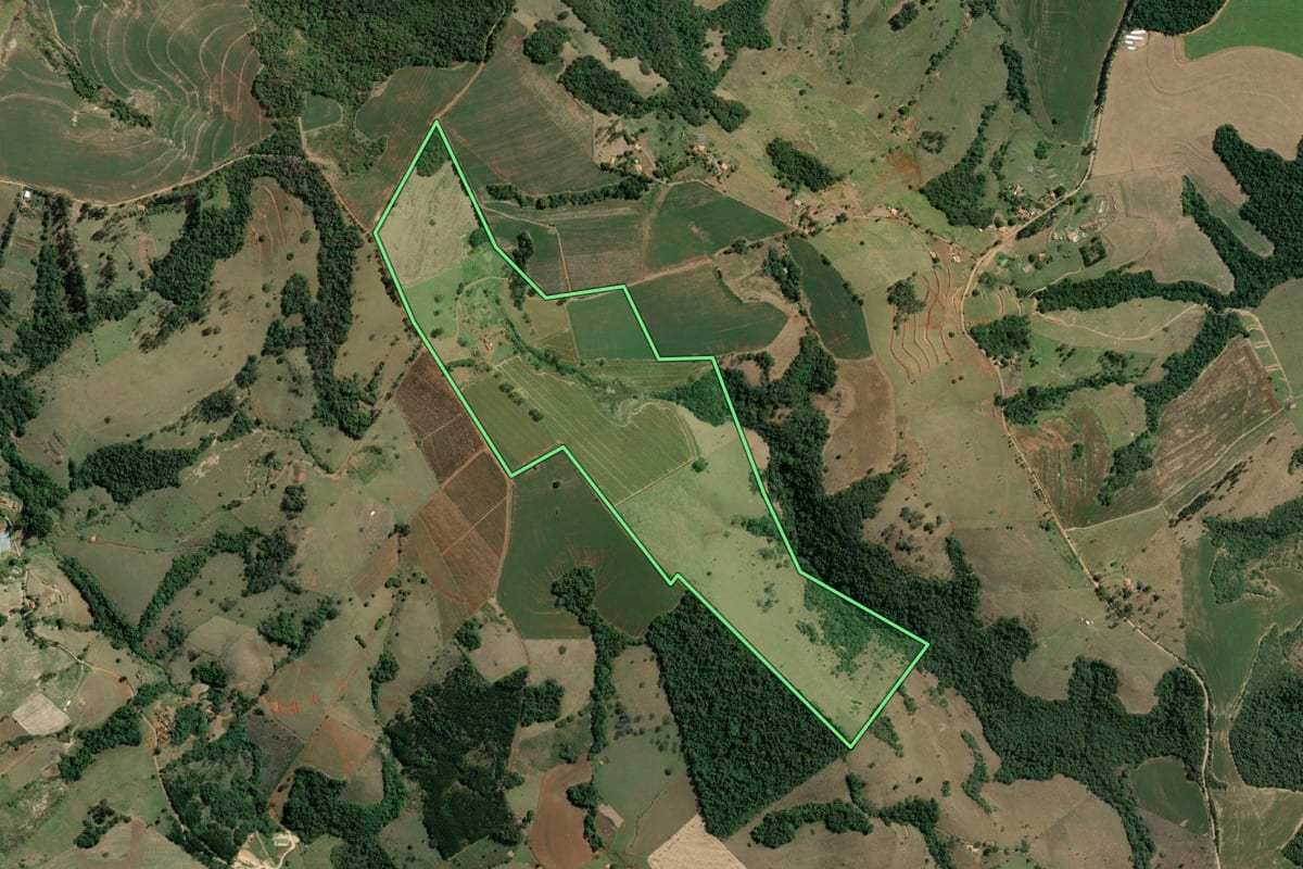 Imagem de satélite do imóvel rural em Tomazina (PR), com o contorno declarado no CAR desenhado por cima.