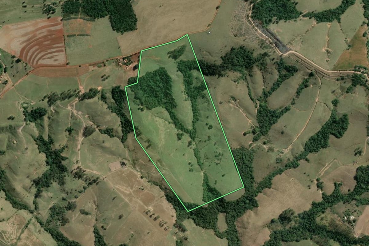 Imagem de satélite do imóvel rural em Tomazina (PR), com o contorno declarado no CAR desenhado por cima.