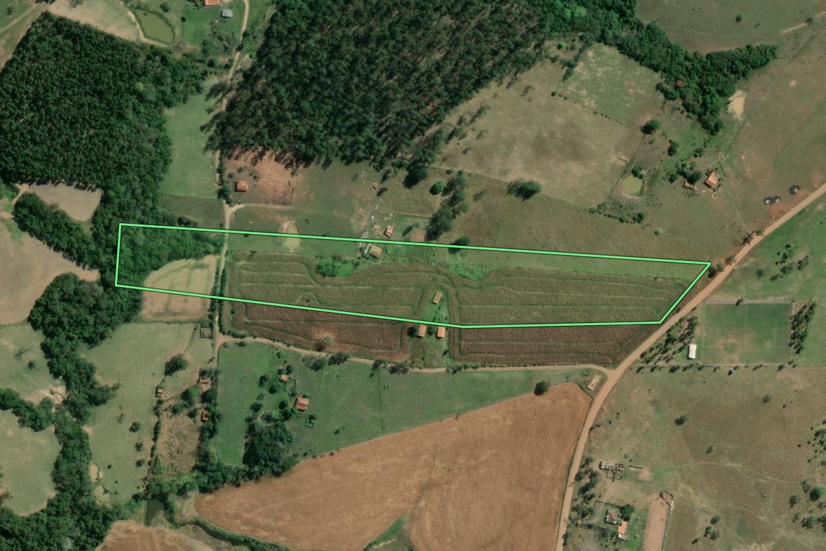 Imagem de satélite do imóvel rural em Tomazina (PR), com o contorno declarado no CAR desenhado por cima.