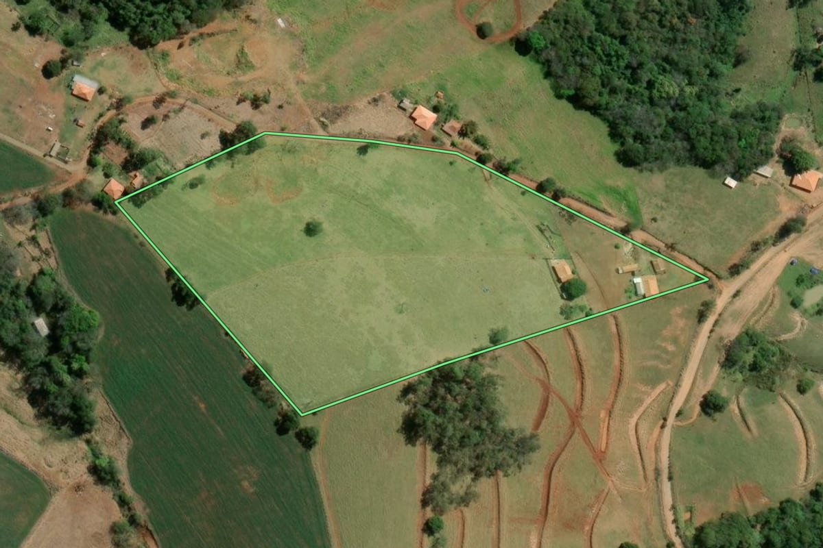 Imagem de satélite do imóvel rural em Tomazina (PR), com o contorno declarado no CAR desenhado por cima.