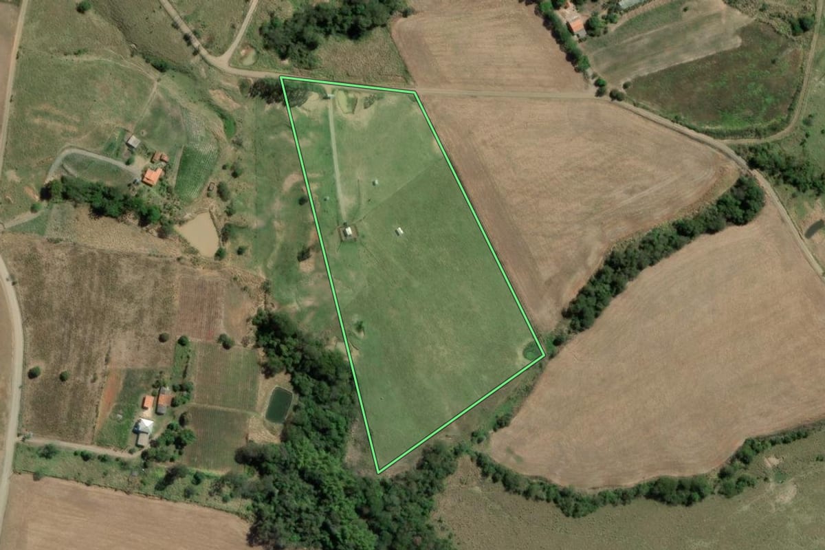 Imagem de satélite do imóvel rural em Tomazina (PR), com o contorno declarado no CAR desenhado por cima.