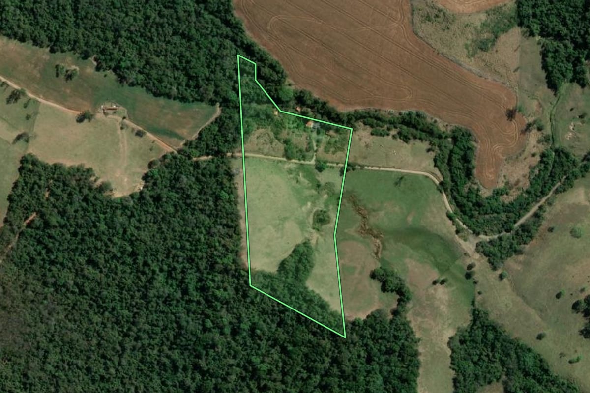 Imagem de satélite do imóvel rural em Tomazina (PR), com o contorno declarado no CAR desenhado por cima.
