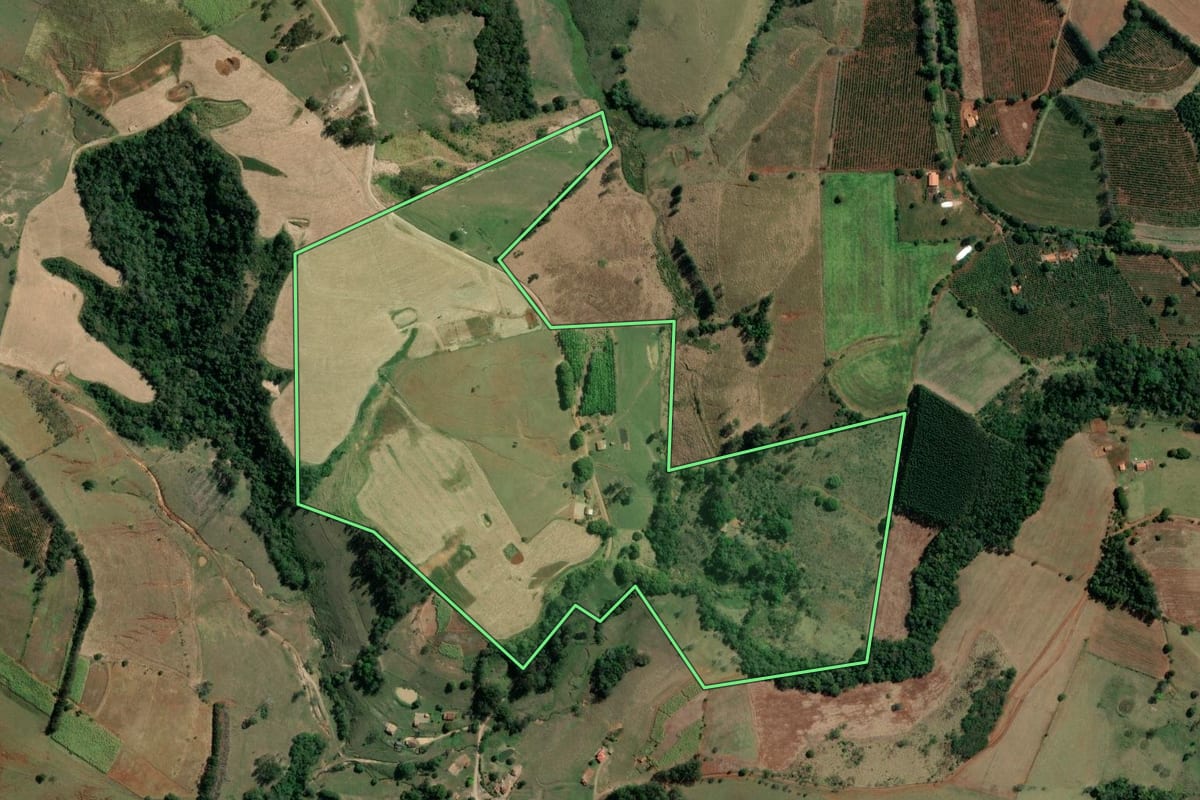 Imagem de satélite do imóvel rural em Tomazina (PR), com o contorno declarado no CAR desenhado por cima.