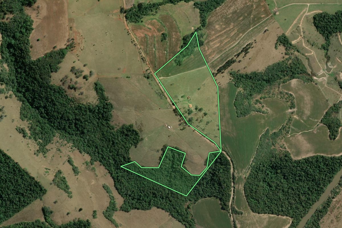 Imagem de satélite do imóvel rural em Tomazina (PR), com o contorno declarado no CAR desenhado por cima.