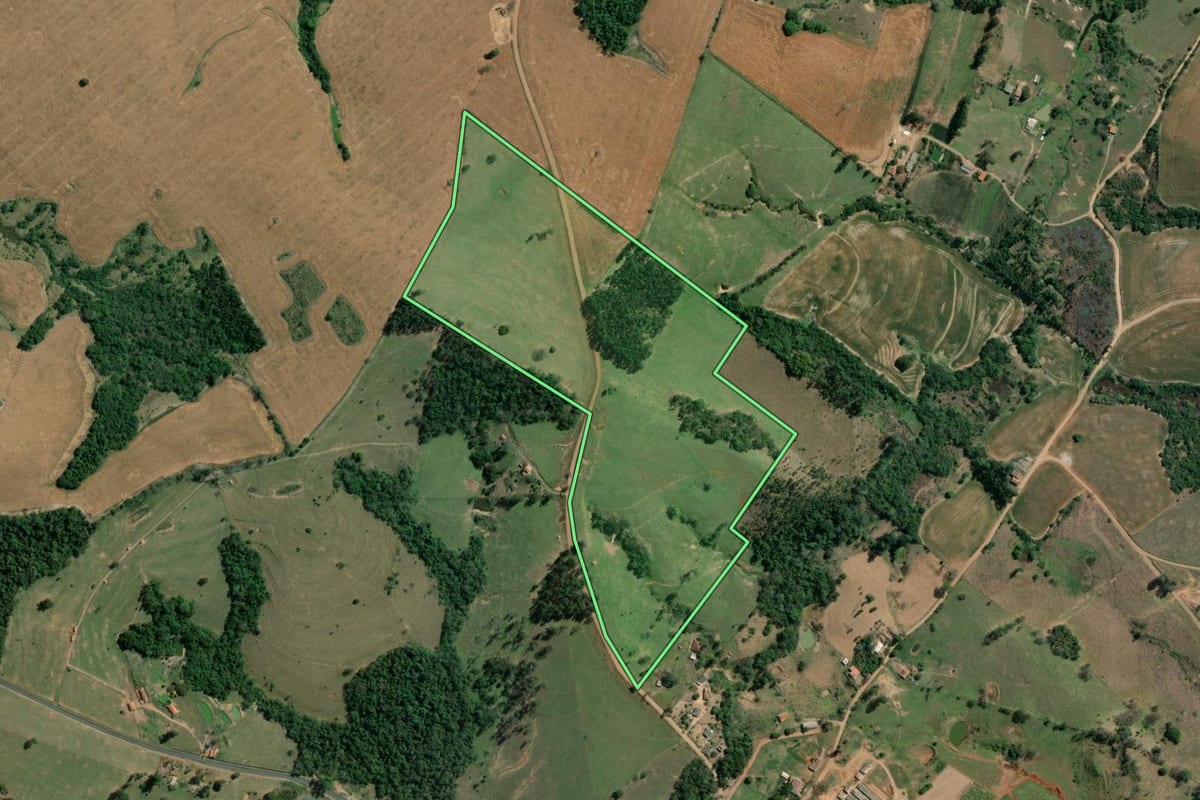 Imagem de satélite do imóvel rural em Tomazina (PR), com o contorno declarado no CAR desenhado por cima.