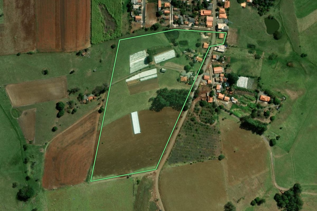 Imagem de satélite do imóvel rural em Tomazina (PR), com o contorno declarado no CAR desenhado por cima.