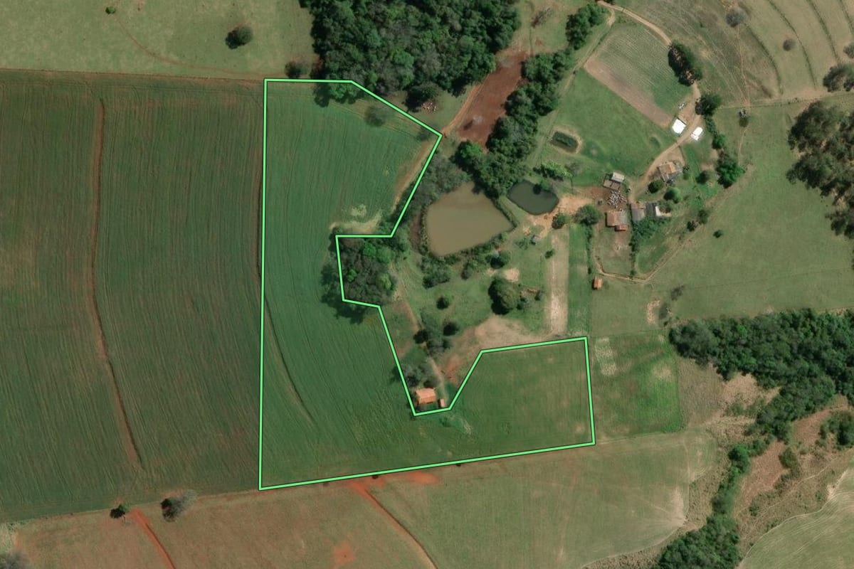 Imagem de satélite do imóvel rural em Tomazina (PR), com o contorno declarado no CAR desenhado por cima.