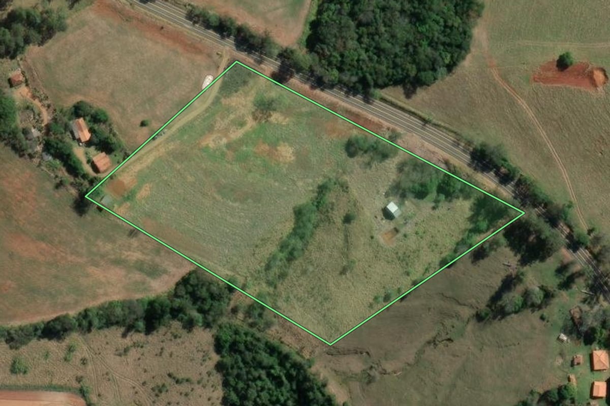 Imagem de satélite do imóvel rural em Tomazina (PR), com o contorno declarado no CAR desenhado por cima.