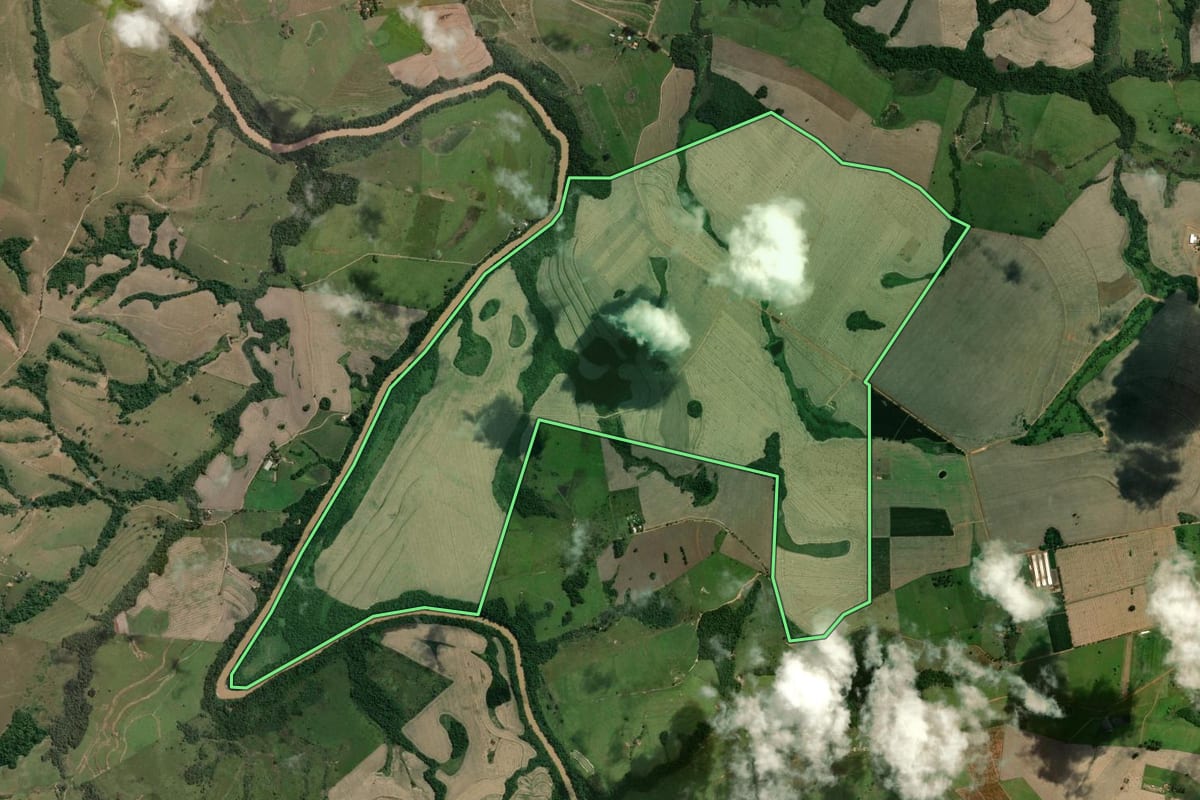 Imagem de satélite do imóvel rural em Tomazina (PR), com o contorno declarado no CAR desenhado por cima.