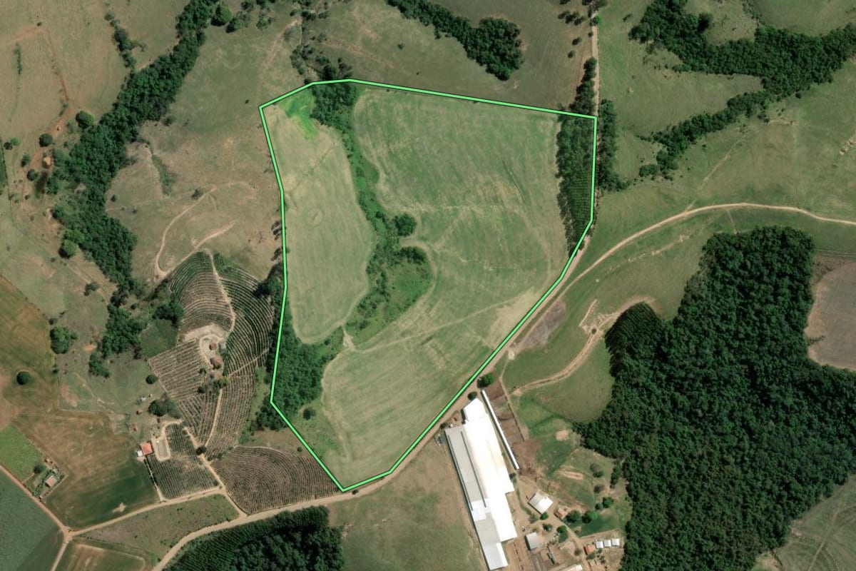 Imagem de satélite do imóvel rural em Tomazina (PR), com o contorno declarado no CAR desenhado por cima.