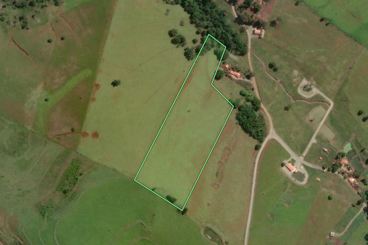 Imagem de satélite do imóvel rural em Tomazina (PR), com o contorno declarado no CAR desenhado por cima.
