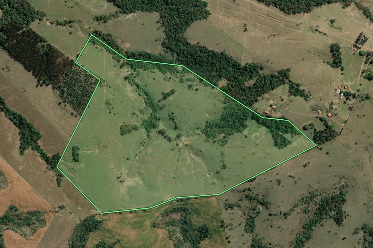 Imagem de satélite do imóvel rural em Tomazina (PR), com o contorno declarado no CAR desenhado por cima.