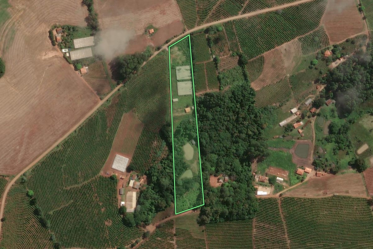 Imagem de satélite do imóvel rural em Tomazina (PR), com o contorno declarado no CAR desenhado por cima.