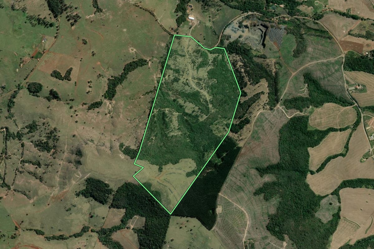 Imagem de satélite do imóvel rural em Tomazina (PR), com o contorno declarado no CAR desenhado por cima.