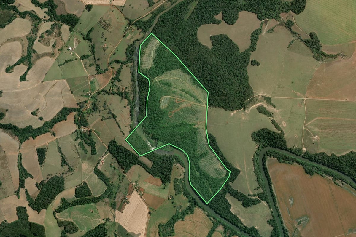 Imagem de satélite do imóvel rural em Tomazina (PR), com o contorno declarado no CAR desenhado por cima.