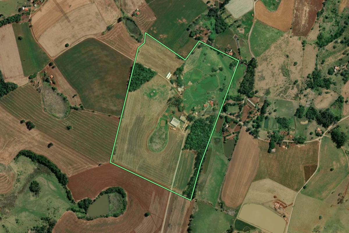 Imagem de satélite do imóvel rural em Tomazina (PR), com o contorno declarado no CAR desenhado por cima.