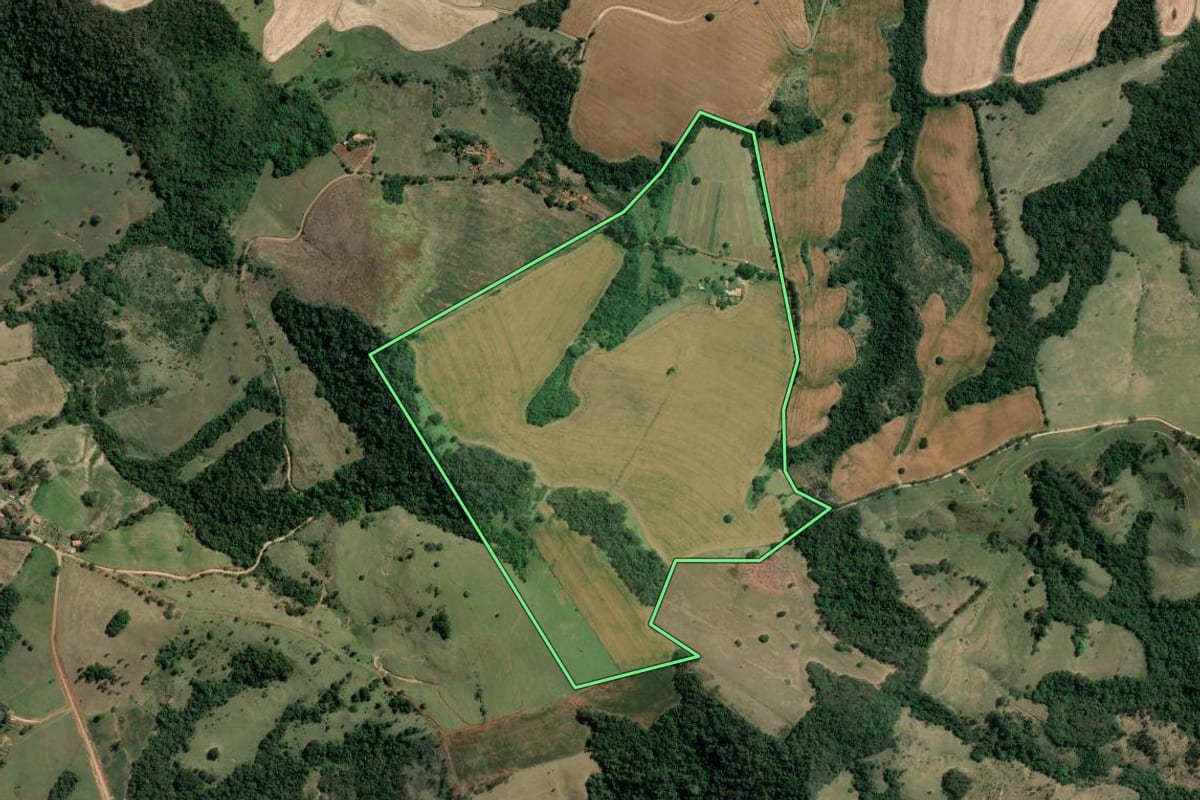 Imagem de satélite do imóvel rural em Tomazina (PR), com o contorno declarado no CAR desenhado por cima.