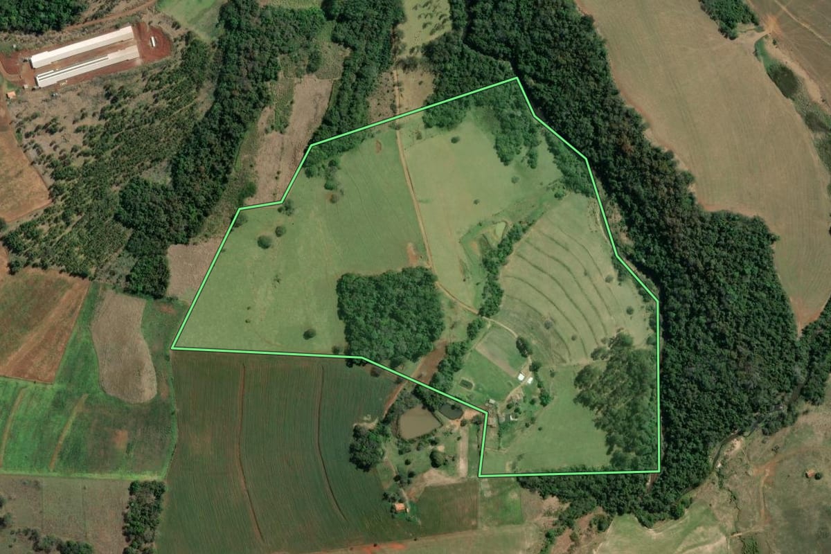 Imagem de satélite do imóvel rural em Tomazina (PR), com o contorno declarado no CAR desenhado por cima.