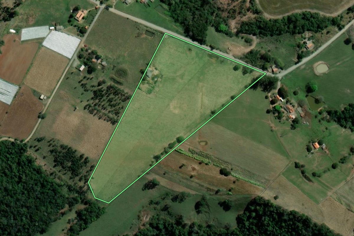 Imagem de satélite do imóvel rural em Tomazina (PR), com o contorno declarado no CAR desenhado por cima.