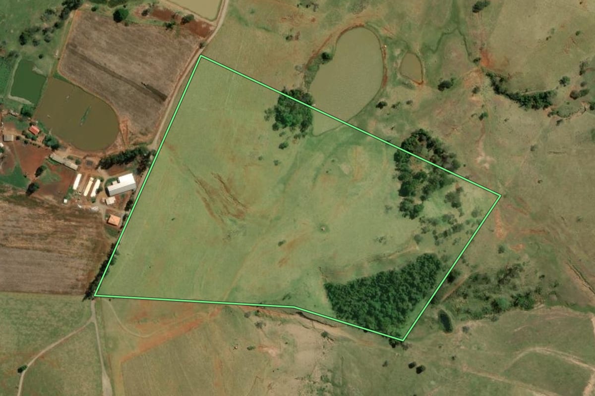 Imagem de satélite do imóvel rural em Tomazina (PR), com o contorno declarado no CAR desenhado por cima.