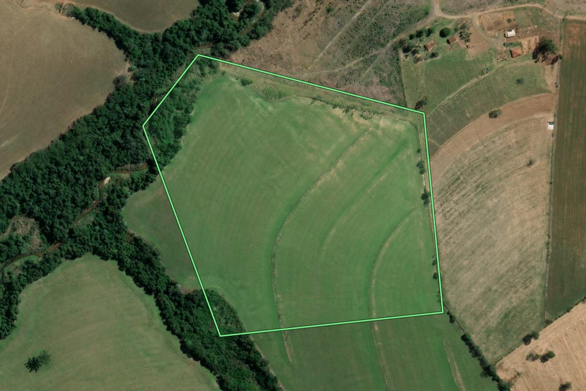 Imagem de satélite do imóvel rural em Tomazina (PR), com o contorno declarado no CAR desenhado por cima.