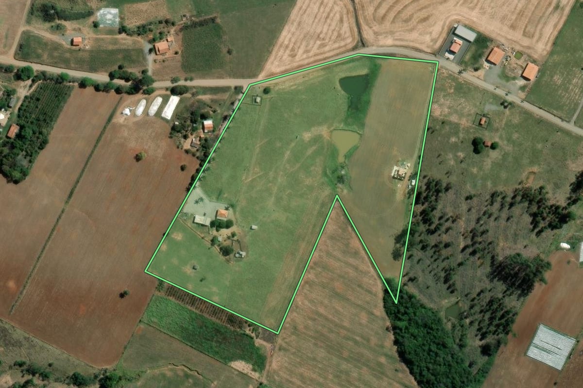 Imagem de satélite do imóvel rural em Tomazina (PR), com o contorno declarado no CAR desenhado por cima.