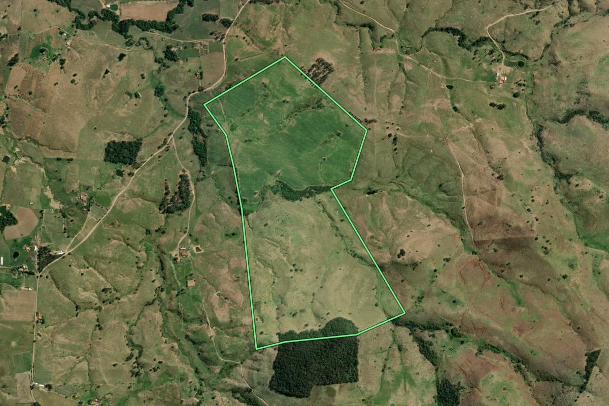 Imagem de satélite do imóvel rural em Tomazina (PR), com o contorno declarado no CAR desenhado por cima.