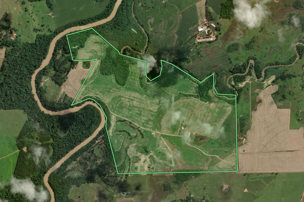 Imagem de satélite do imóvel rural em Tomazina (PR), com o contorno declarado no CAR desenhado por cima.