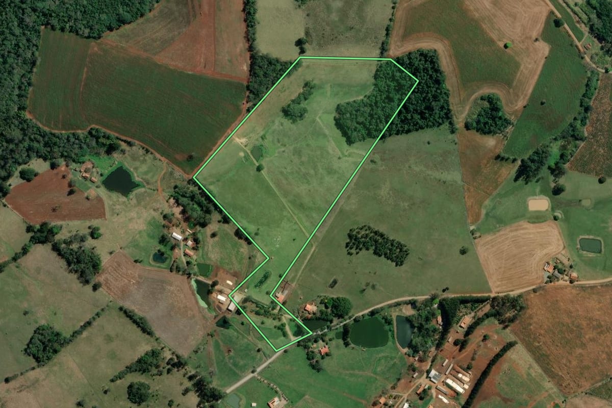 Imagem de satélite do imóvel rural em Tomazina (PR), com o contorno declarado no CAR desenhado por cima.