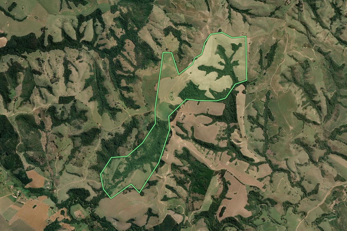Imagem de satélite do imóvel rural em Tomazina (PR), com o contorno declarado no CAR desenhado por cima.