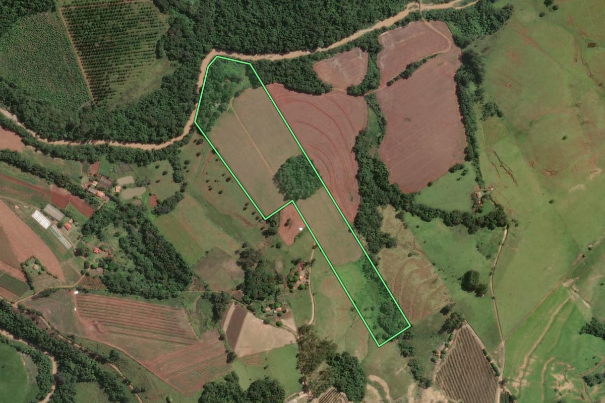 Imagem de satélite do imóvel rural em Tomazina (PR), com o contorno declarado no CAR desenhado por cima.