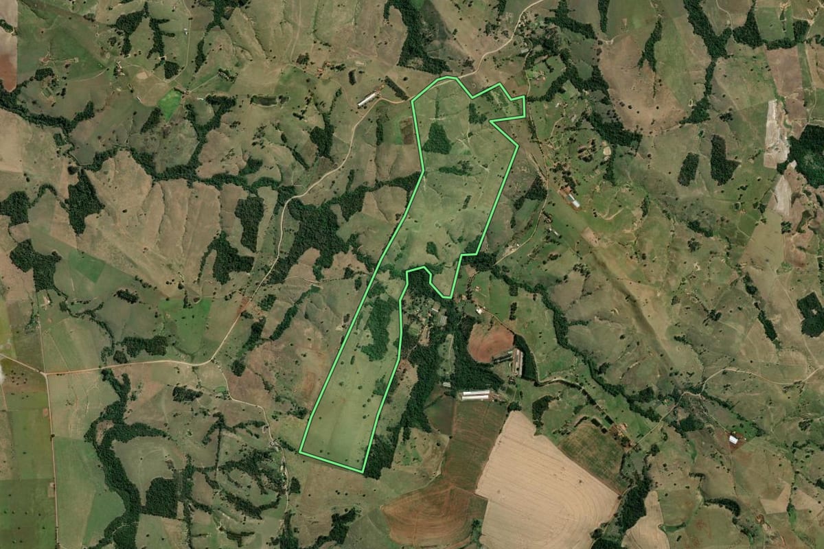 Imagem de satélite do imóvel rural em Tomazina (PR), com o contorno declarado no CAR desenhado por cima.