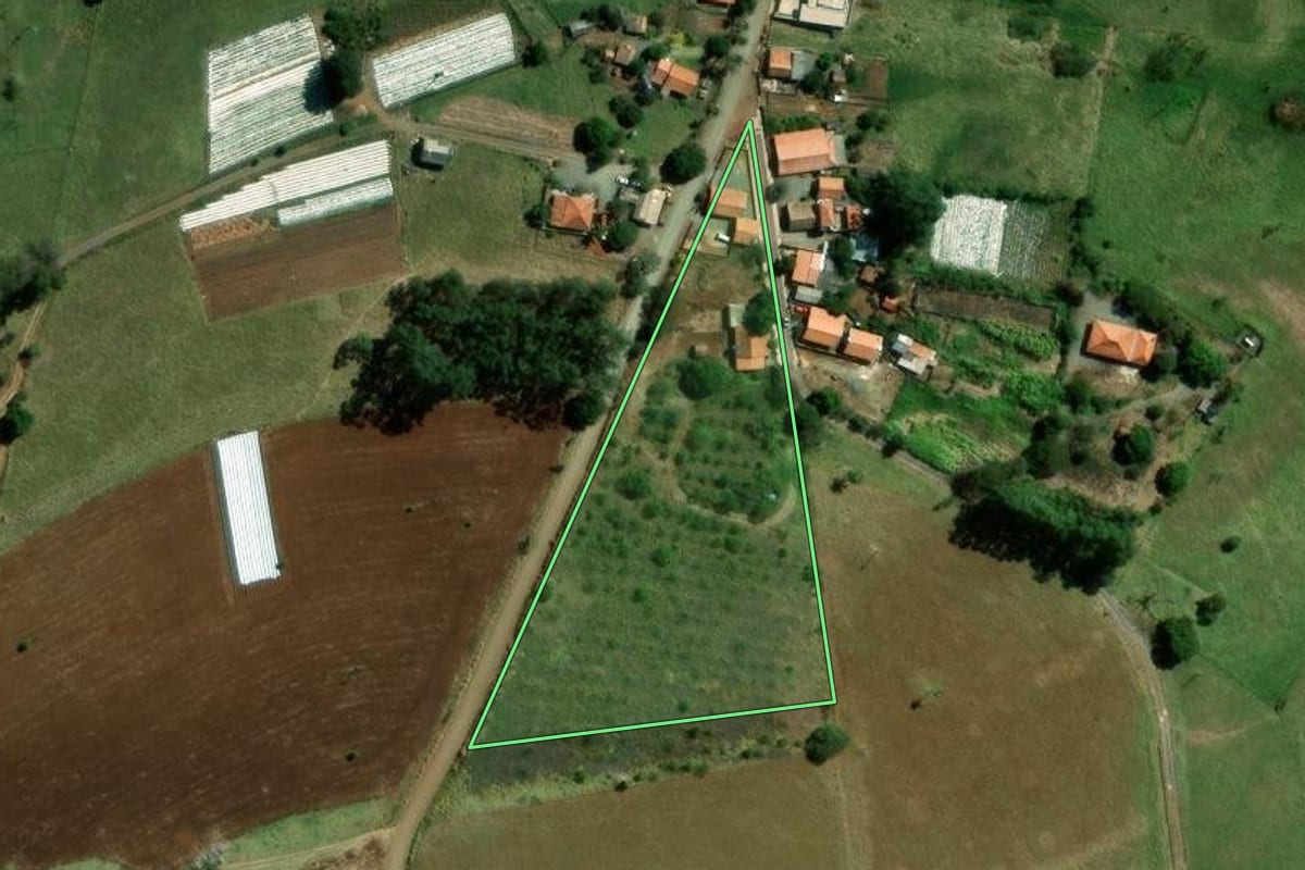 Imagem de satélite do imóvel rural em Tomazina (PR), com o contorno declarado no CAR desenhado por cima.