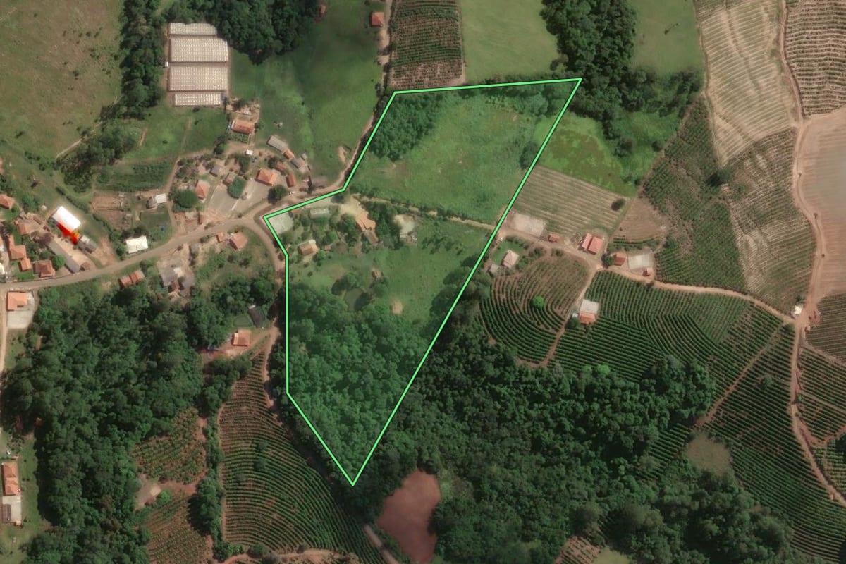 Imagem de satélite do imóvel rural em Tomazina (PR), com o contorno declarado no CAR desenhado por cima.