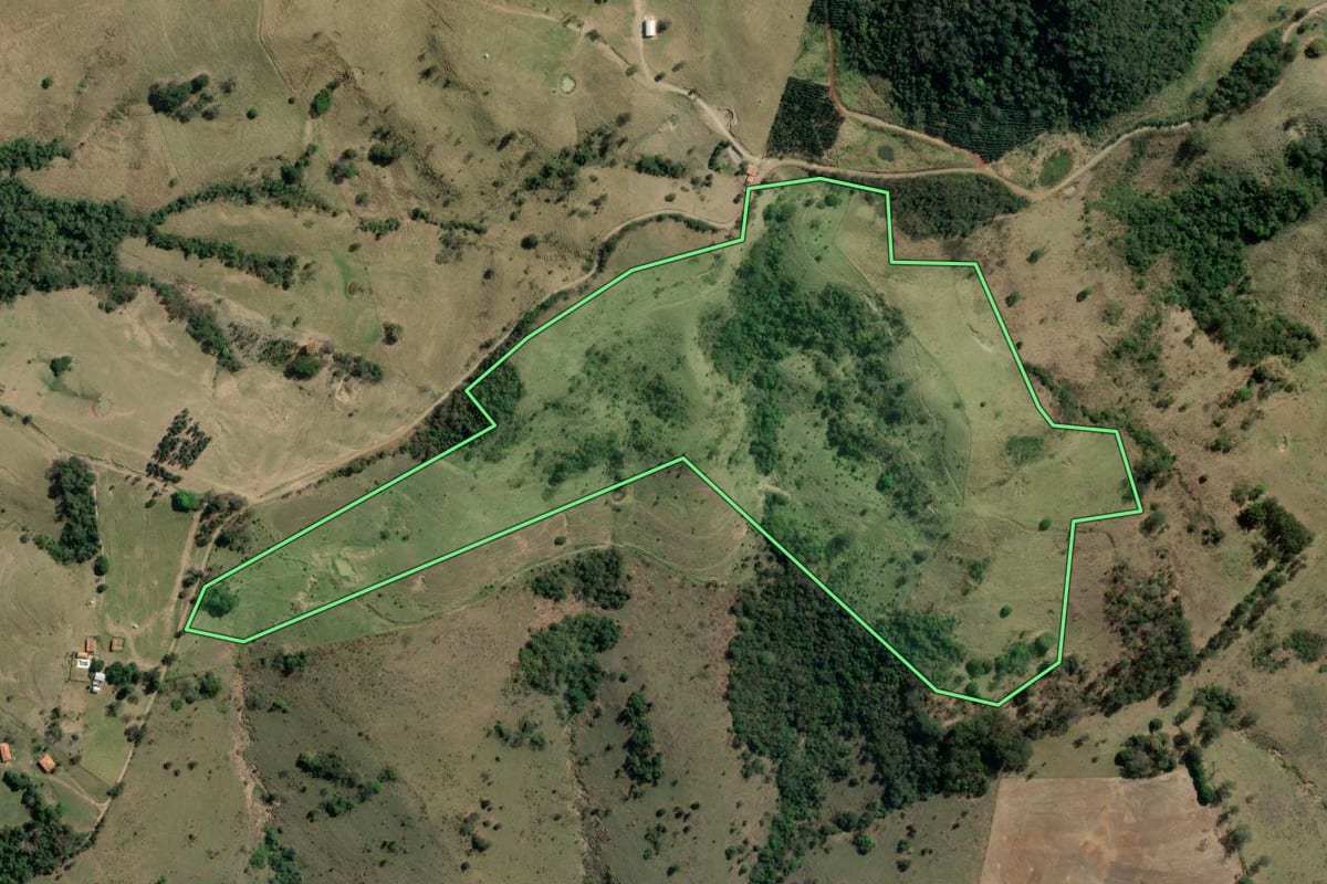 Imagem de satélite do imóvel rural em Tomazina (PR), com o contorno declarado no CAR desenhado por cima.