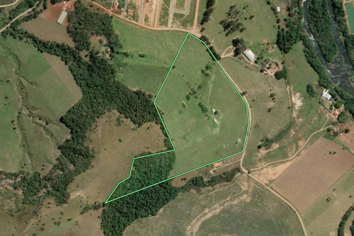 Imagem de satélite do imóvel rural em Tomazina (PR), com o contorno declarado no CAR desenhado por cima.