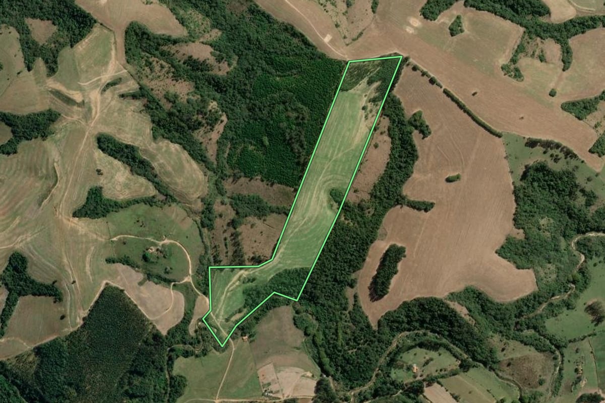 Imagem de satélite do imóvel rural em Tomazina (PR), com o contorno declarado no CAR desenhado por cima.