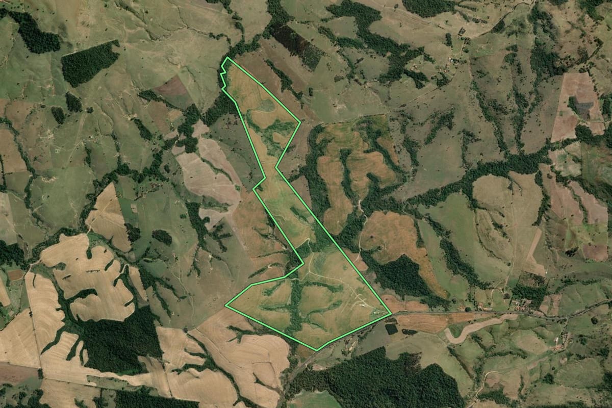 Imagem de satélite do imóvel rural em Tomazina (PR), com o contorno declarado no CAR desenhado por cima.