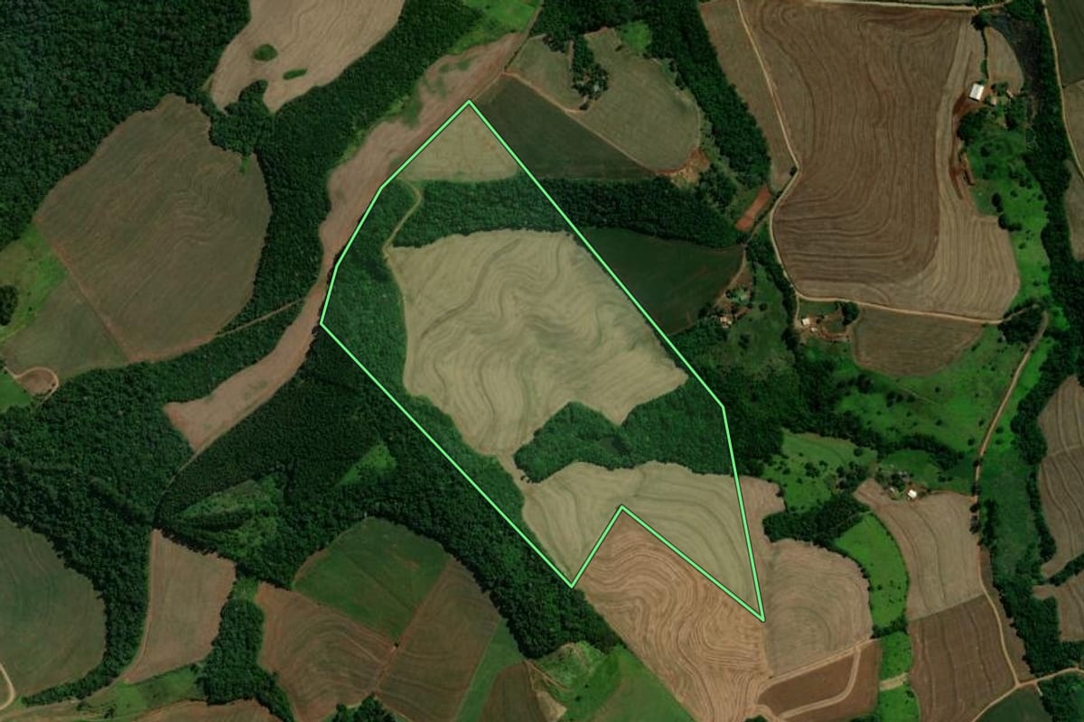 Imagem de satélite do imóvel rural em Três Barras do Paraná (PR), com o contorno declarado no CAR desenhado por cima.