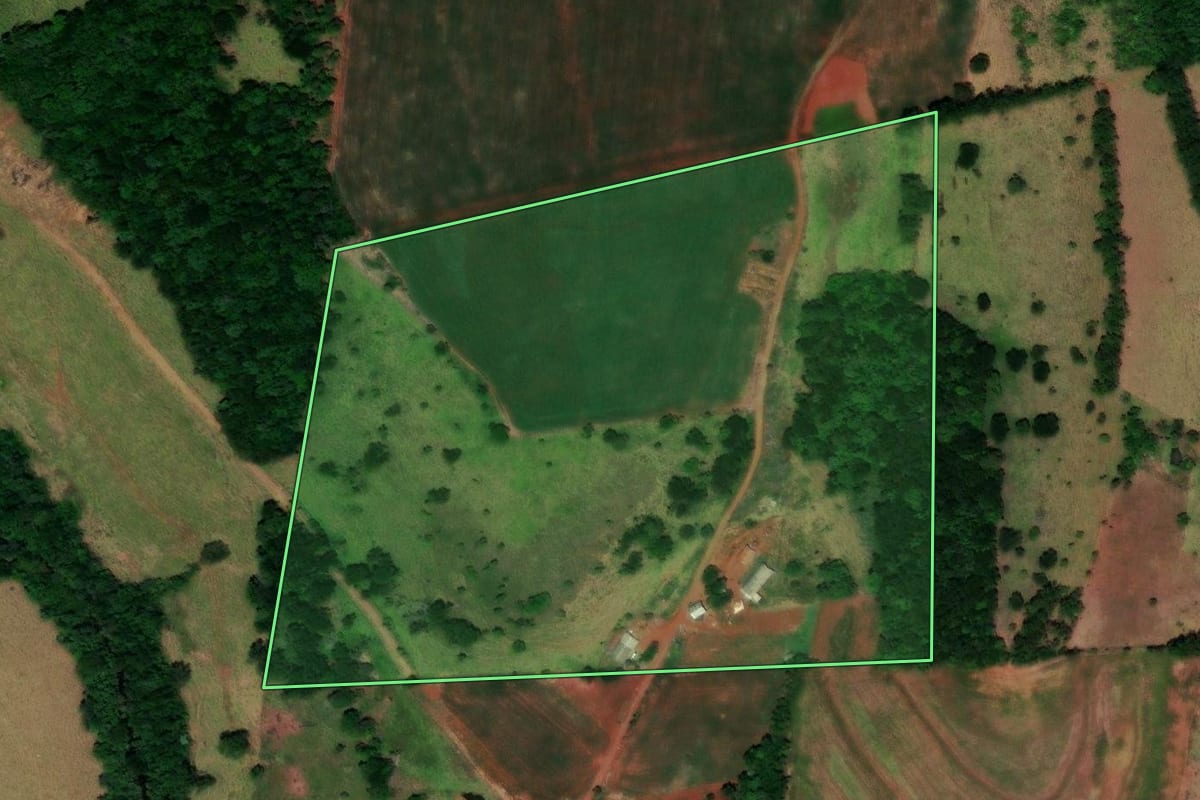 Imagem de satélite do imóvel rural em Três Barras do Paraná (PR), com o contorno declarado no CAR desenhado por cima.