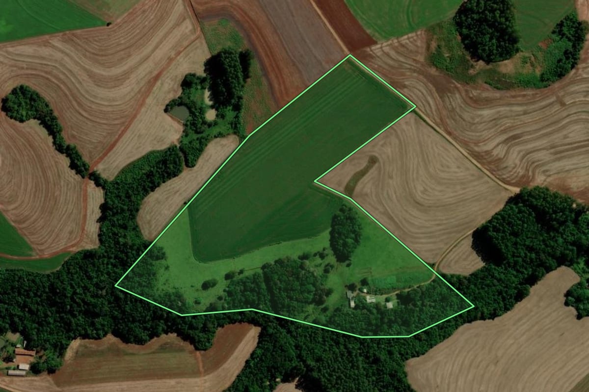 Imagem de satélite do imóvel rural em Três Barras do Paraná (PR), com o contorno declarado no CAR desenhado por cima.