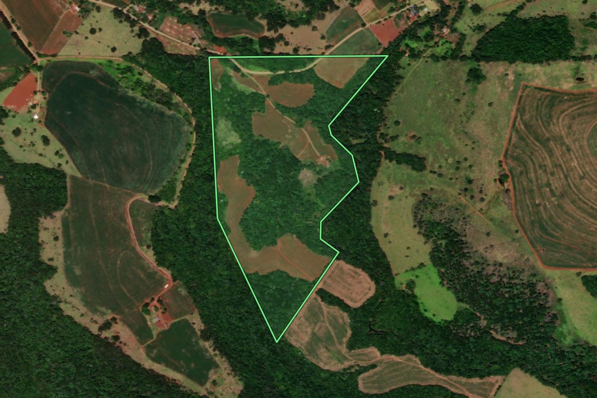 Imagem de satélite do imóvel rural em Três Barras do Paraná (PR), com o contorno declarado no CAR desenhado por cima.