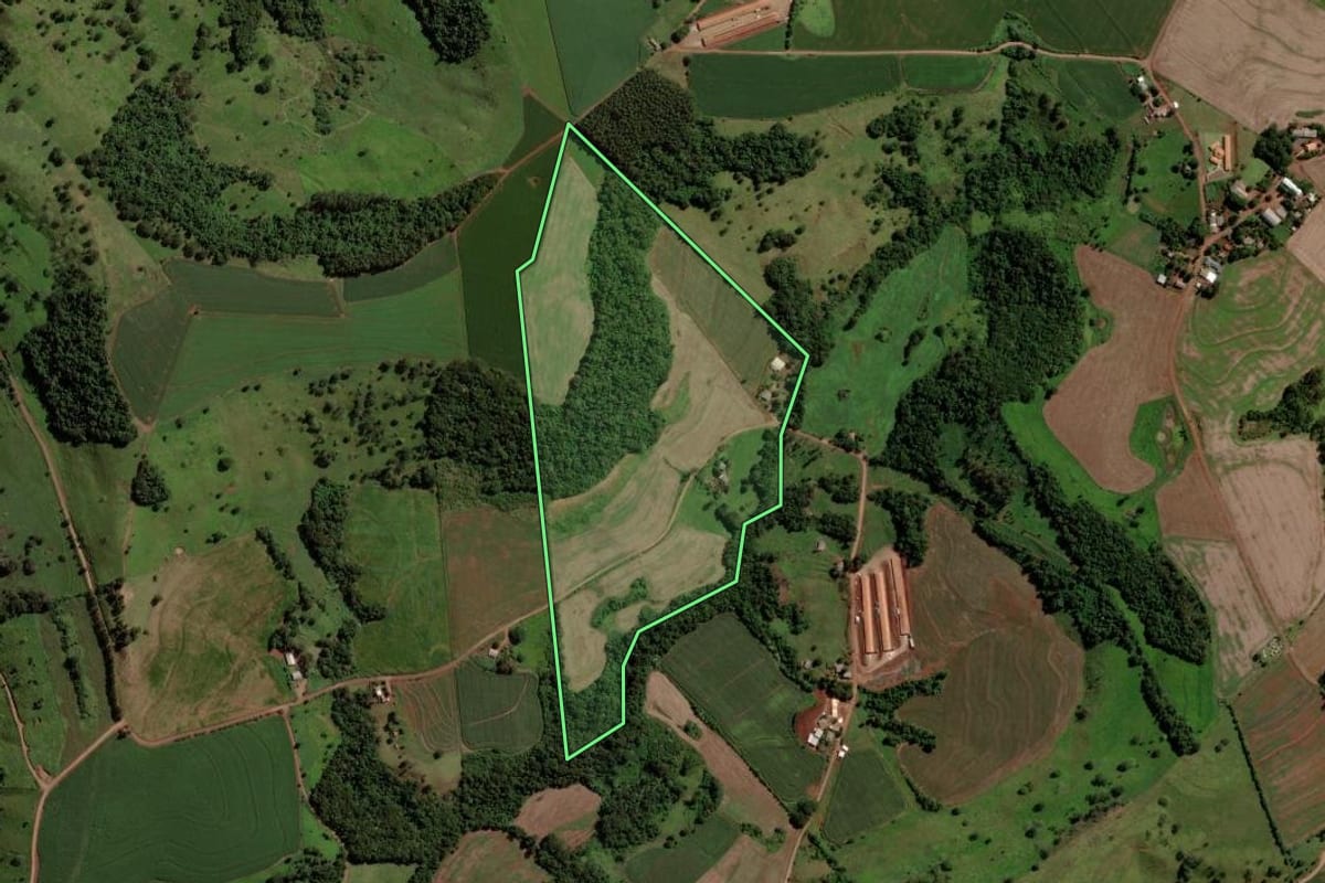 Imagem de satélite do imóvel rural em Três Barras do Paraná (PR), com o contorno declarado no CAR desenhado por cima.