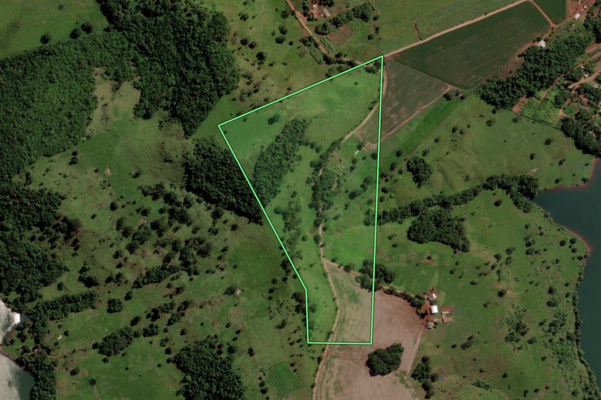 Imagem de satélite do imóvel rural em Três Barras do Paraná (PR), com o contorno declarado no CAR desenhado por cima.
