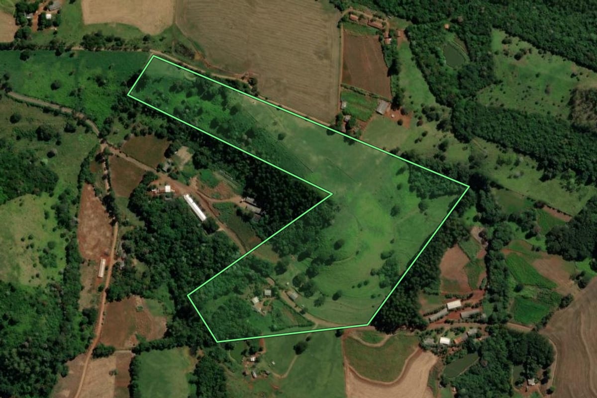 Imagem de satélite do imóvel rural em Três Barras do Paraná (PR), com o contorno declarado no CAR desenhado por cima.