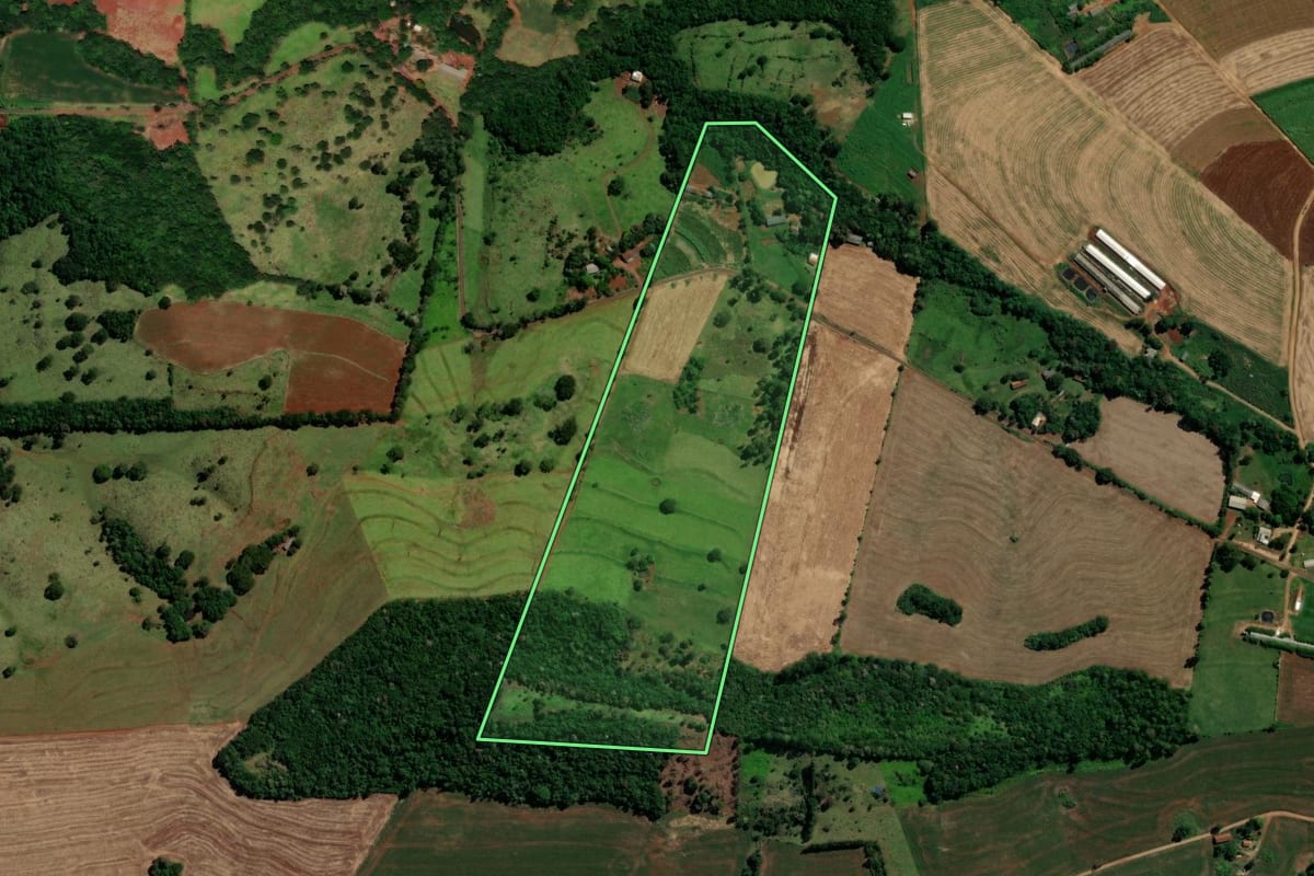 Imagem de satélite do imóvel rural em Três Barras do Paraná (PR), com o contorno declarado no CAR desenhado por cima.