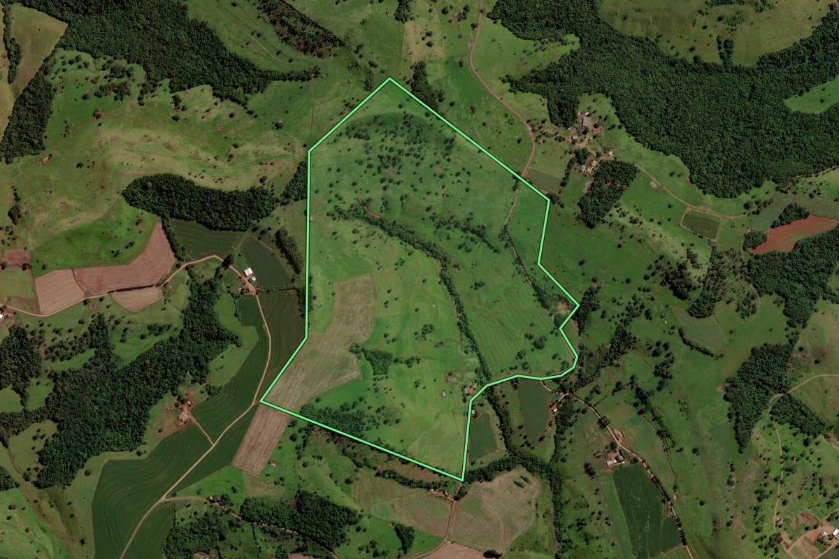 Imagem de satélite do imóvel rural em Três Barras do Paraná (PR), com o contorno declarado no CAR desenhado por cima.